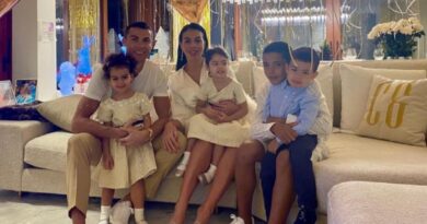La prima foto di Cristiano Ronaldo con la figlia appena nata: “Vogliamo ringraziarvi per tutte le belle parole”