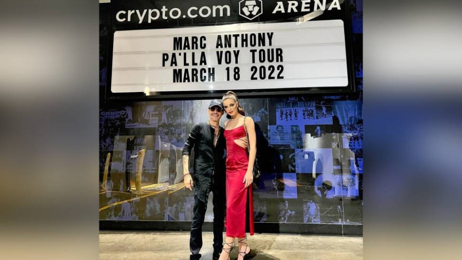Marc Anthony appare con un bastone ea Disney World per festeggiare il compleanno della sua ragazza Nadia Ferreira